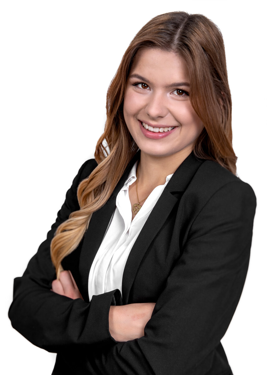 Bewerbungsfoto einer Frau im Blazer
