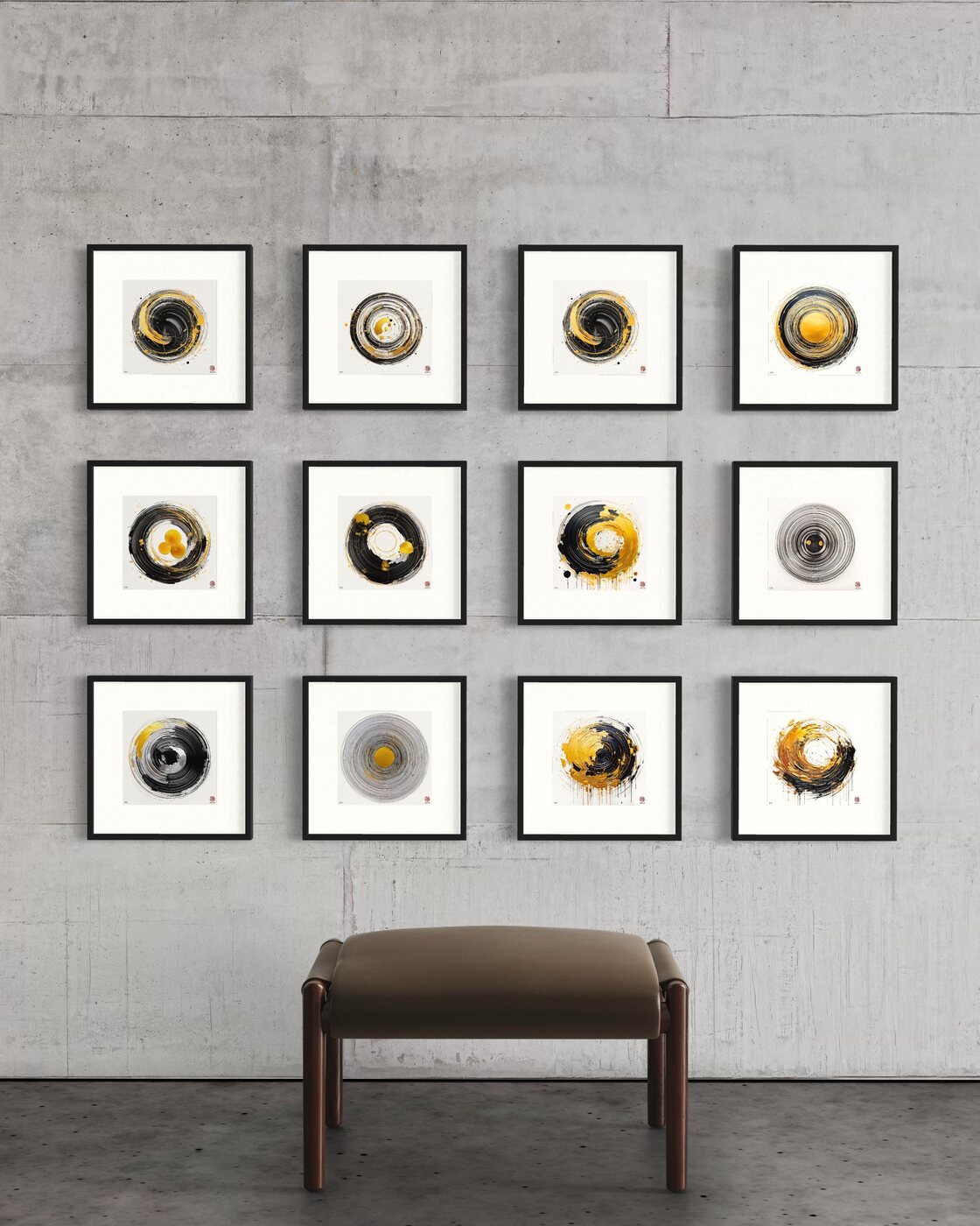 Goldene Ensō-Kunstwerke in einem eingerichteten Raum